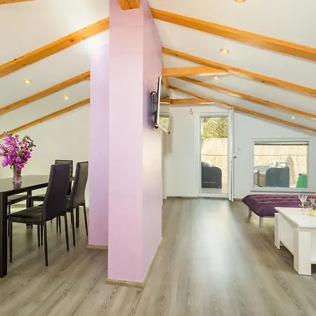 Relaxing House With Spacious Garden